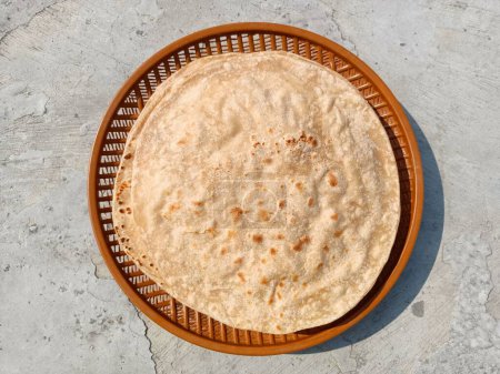 Foto de Chapati, también conocido como roti, rotli, safati, shabaati, phulka, chapo, y roshi, chapati indio, poli, harina de trigo, roti de trigo integral nutrición roti alimentos - Imagen libre de derechos