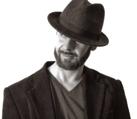 Foto de Un tiro a escala de grises de un guapo barbudo con un sombrero de Fedora - Imagen libre de derechos