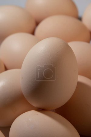 Téléchargez les photos : Un gros plan vertical d'une pile d'œufs frais - en image libre de droit