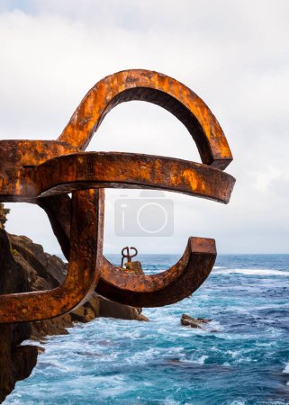 Téléchargez les photos : Sculpture de la Peine del Viento, à San Sebastian, Pays Basque. La mer Atlantique d'un beau bleu. - en image libre de droit