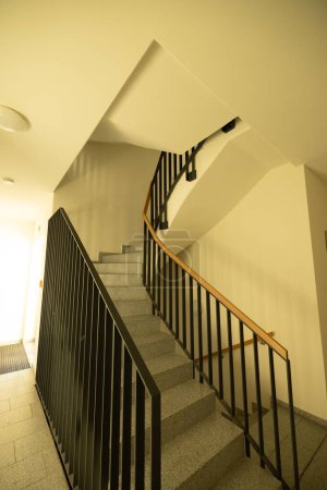 Téléchargez les photos : Escalier entre deux étages menant quelque part - en image libre de droit
