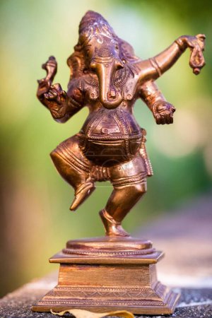 Foto de Un plano vertical de una hermosa estatuilla de bronce de la deidad hindú Ganesha - Imagen libre de derechos