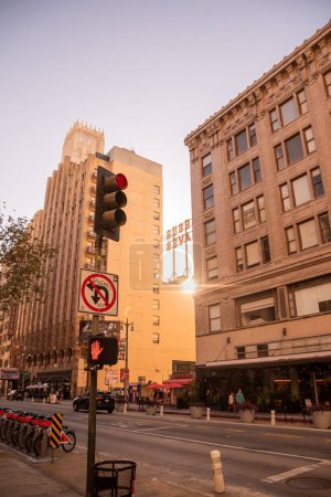 Téléchargez les photos : Un plan vertical à faible angle des bâtiments urbains et des feux de circulation dans le centre-ville de Los Angeles - en image libre de droit