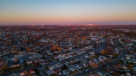 Téléchargez les photos : Une vue aérienne de Long Island - un quartier de banlieue pendant un beau lever de soleil - en image libre de droit