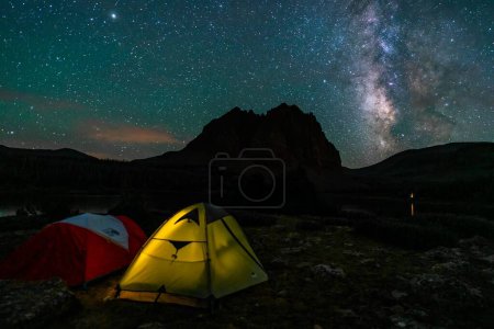 Téléchargez les photos : Un gros plan de tentes sur un ciel de la Voie lactée et le fond des montagnes Uinta - en image libre de droit