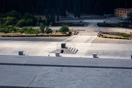 Téléchargez les photos : Vue aérienne de la place commémorative de Redipuglia - en image libre de droit