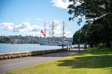 Téléchargez les photos : Le bateau indonésien Bima Suci navigue dans le port de Sydney, pris du jardin botanique - en image libre de droit