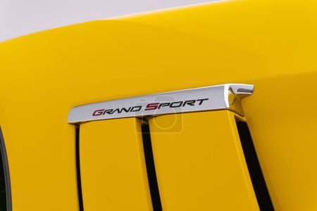 Téléchargez les photos : La prise d'air latérale jaune Corvette C6 Grand Sport avec le logo Grand Sport dessus. - en image libre de droit
