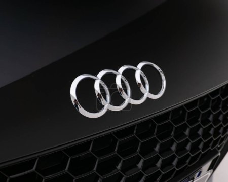 Téléchargez les photos : Le cliché en grand angle d'un signe du logo Audi sur une voiture noire - en image libre de droit