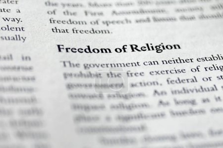 Foto de El término resaltado Libertad de Religión escrito en un libro de texto de Derecho Jurídico Empresarial - Imagen libre de derechos