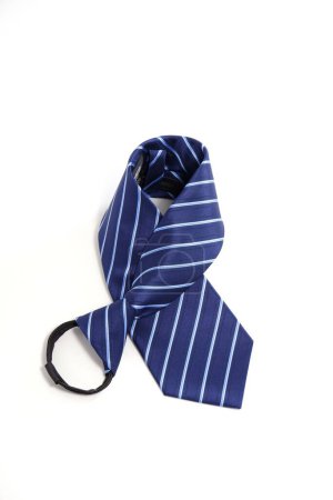 Foto de Una toma vertical de una corbata de poliéster de rayas azules aislada sobre un fondo blanco. - Imagen libre de derechos