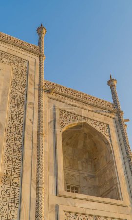 Téléchargez les photos : Un plan vertical de la façade du Taj Mahal en Inde - en image libre de droit