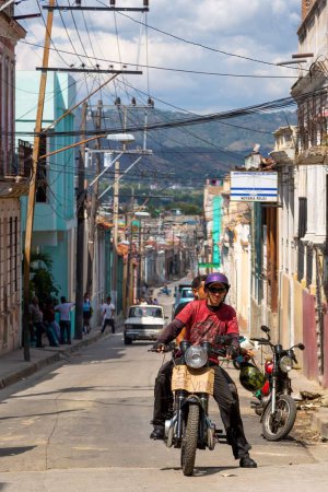 Téléchargez les photos : Un plan vertical de voitures conduisant dans la rue à Cuba - en image libre de droit