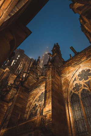 Téléchargez les photos : Vue panoramique du bas angle de la ville de Strasbourg avec la beauté du temple Saint-Etienne - en image libre de droit