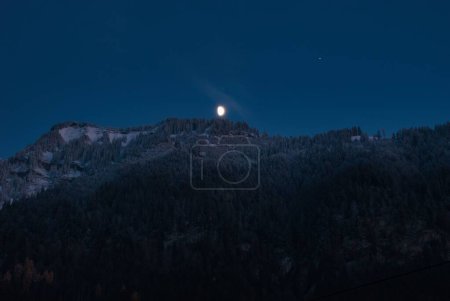 Téléchargez les photos : Une belle silhouette de montagnes au crépuscule - en image libre de droit
