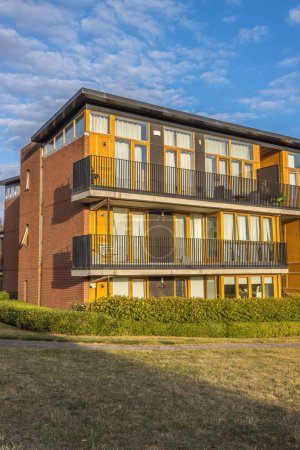 Téléchargez les photos : Un plan vertical d'appartements modernes orange dans le quartier Glasnevin à Dublin, Irlande - en image libre de droit