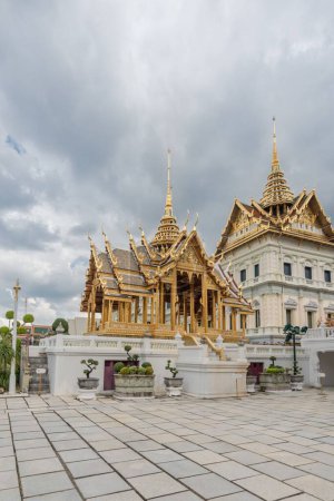 Foto de Un plano vertical del Palacio de Oro de los Reyes bajo un cielo nublado en Bangkok, Tailandia - Imagen libre de derechos
