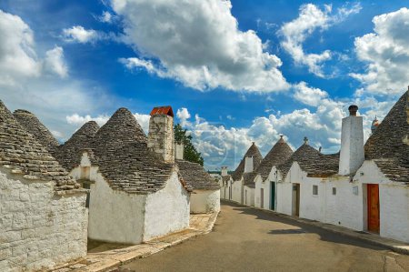 Téléchargez les photos : Une belle vue des maisons de Trullo, cabanes traditionnelles en pierre sèche des Pouilles avec des toits coniques, spécifiques à la vallée de l'Itria, en Italie - en image libre de droit