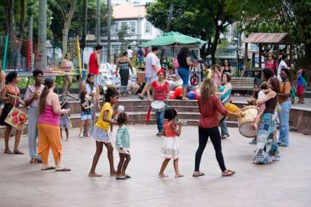 Téléchargez les photos : Les femmes qui jouent du tambour Maracatu lors d'un festin culturel à Campo Grande Square, Brésil - en image libre de droit