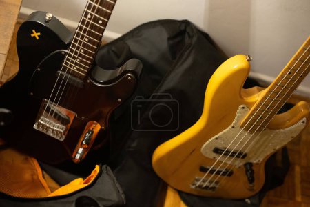 Foto de Un primer plano de guitarras eléctricas amarillas y marrones en la habitación - Imagen libre de derechos