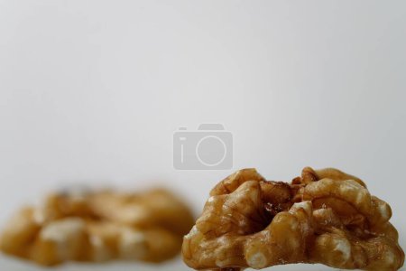 Téléchargez les photos : Un gros plan de noix isolées sur un fond blanc - en image libre de droit