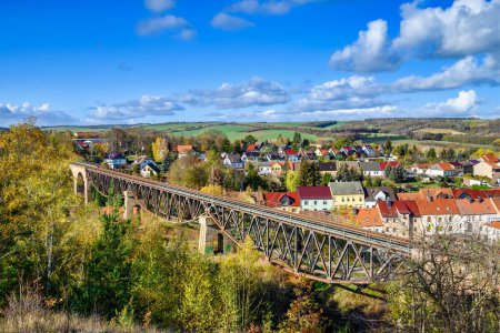 Téléchargez les photos : Vue sur le viaduc de Mansfeld un pont ferroviaire en Saxe Anhalt - en image libre de droit