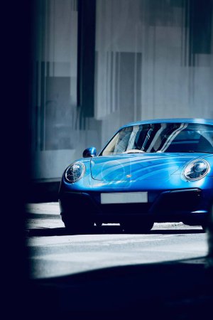 Foto de Un enfoque selectivo vertical de un Porsche azul cerca del Ayuntamiento de Sheffield - Imagen libre de derechos