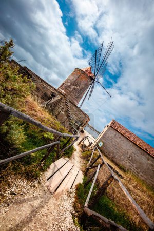 Téléchargez les photos : Vue verticale d'un ancien moulin à vent au musée du sel de Trapani par temps nuageux - en image libre de droit