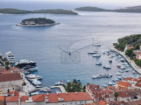 Téléchargez les photos : Une vue aérienne des bateaux amarrés au port de la ville de Hvar, Croatie par une journée nuageuse - en image libre de droit