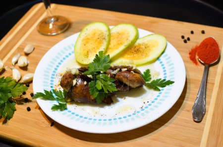 Téléchargez les photos : Un foie de poulet avec des tranches de courgettes sur l'assiette - en image libre de droit