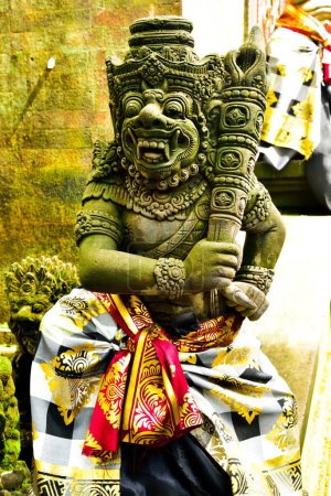 Foto de Una antigua estatua monstruo de piedra en un templo asiático para luchar contra los espíritus malignos y demonios para el alma cuerpo de la mente - Imagen libre de derechos