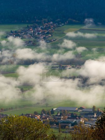 Téléchargez les photos : Une vue aérienne verticale d'un paysage urbain à travers les nuages - en image libre de droit