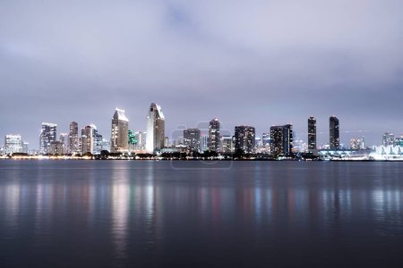Foto de Un horizonte de la costa iluminada de San Diego por la noche - Imagen libre de derechos