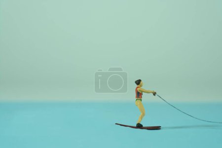 Téléchargez les photos : Une femme ski nautique, eau de mer bleue, vacances sur le littoral - en image libre de droit