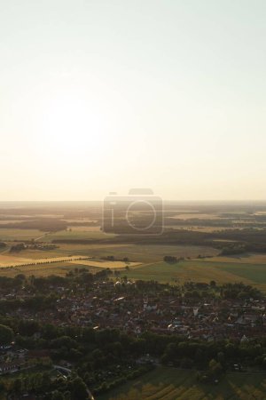 Foto de Una vista aérea panorámica sobre una zona residencial y tierras agrícolas - Imagen libre de derechos