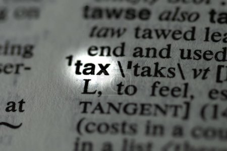 Téléchargez les photos : Un gros plan d'un mot impôt écrit dans un dictionnaire - en image libre de droit