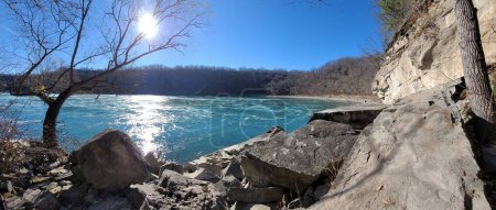 Téléchargez les photos : Le bain à remous naturel du Niagara, dans la rivière Niagara, entouré d'une montagne rocheuse, par une journée d'hiver ensoleillée - en image libre de droit