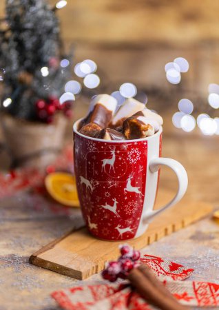 Téléchargez les photos : Un plan vertical de chocolat chaud savoureux avec des guimauves dans une tasse de Noël rouge - en image libre de droit