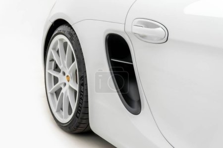 La vista lateral de una rueda trasera Porsche Boxster Spyder blanca