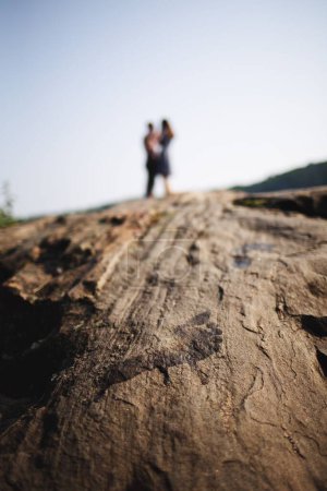 Foto de Un plano vertical de una pareja en Bon Echo Provincial Park, Ontario, Canadá - Imagen libre de derechos