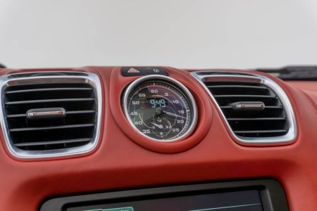 El interior de cuero rojo Porsche Boxster Spyder con un reloj crono deportivo en el salpicadero