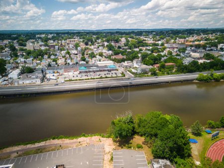 Téléchargez les photos : Une vue aérienne de la ville de North Arlington, l'arrondissement du comté de Bergen dans le New Jersey par une journée ensoleillée, avec la rivière Passaic le long de la ville - en image libre de droit