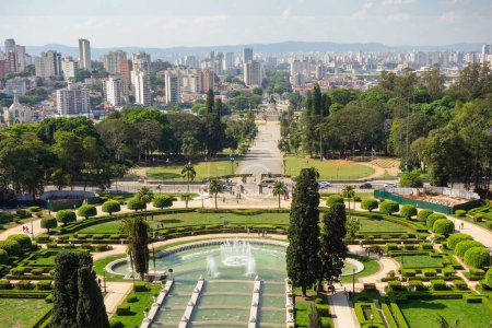 Téléchargez les photos : Vue en angle élevé du jardin du musée Ipiranga et des fontaines avec le paysage urbain de Sao Paulo en toile de fond, Brésil - en image libre de droit