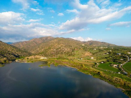 Téléchargez les photos : Une belle vue sur un lac entouré de collines verdoyantes dans le réservoir Germasogeia - en image libre de droit