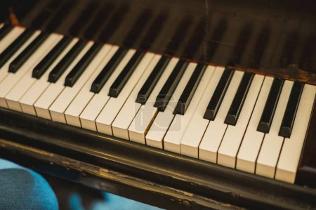Téléchargez les photos : Jouer sur le piano, fond sombre - en image libre de droit