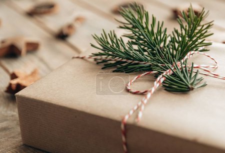 Téléchargez les photos : Photo recadrée en gros plan du cadeau de Noël enveloppé dans du papier brun - en image libre de droit
