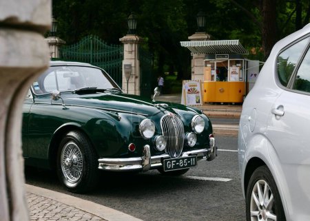 Foto de Un coche clásico vintage jaguar marca 2 carreras verde estacionado en la calle - Imagen libre de derechos