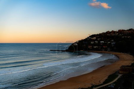 Foto de La vista de las olas tocando la costa de Palm Beach al atardecer en Sydney - Imagen libre de derechos