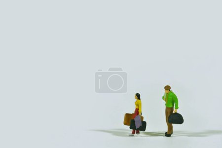 Foto de Viajando personas con equipaje, fondo blanco, miniatura figuras escena - Imagen libre de derechos