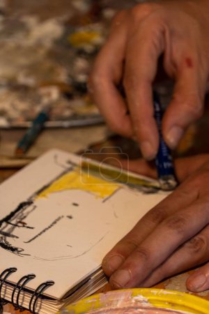 Foto de Un estudio o espacio de trabajo de un artista haciendo pintura al óleo - Imagen libre de derechos